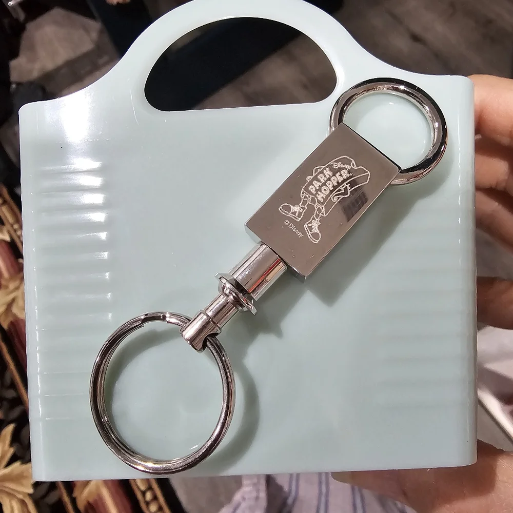 RARE DISNEY CHARACTER - Park Hopper Walkaround Key Ring Detachable  90s